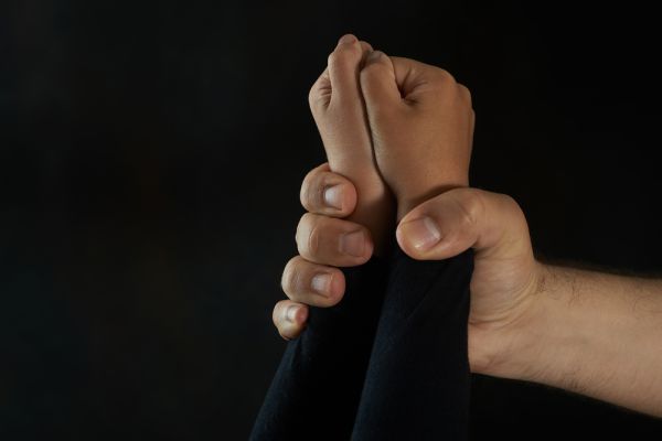 תלמידים מגוש קטיף: המורה פגע מינית; הנהגת הישובים טייחה