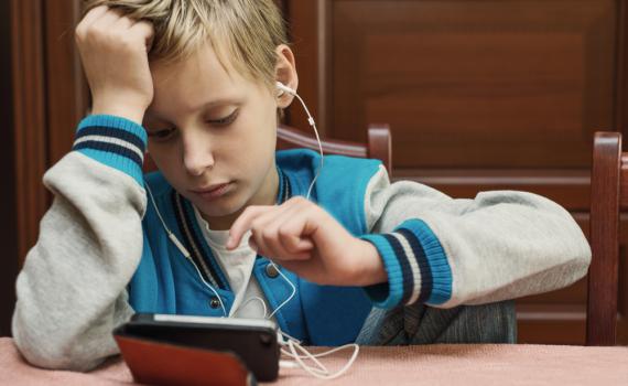 הרב גורדין: ילד בכיתה ח' לא צריך סמארטפון