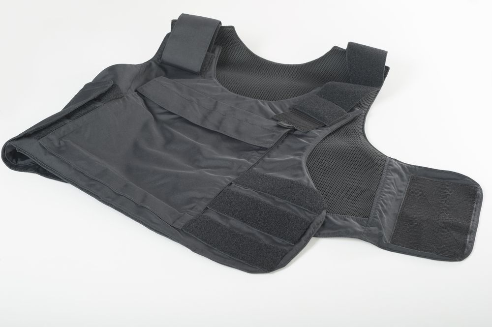 אופס: כתב ערוץ 1 נדקר כשניסה את האפוד החדש