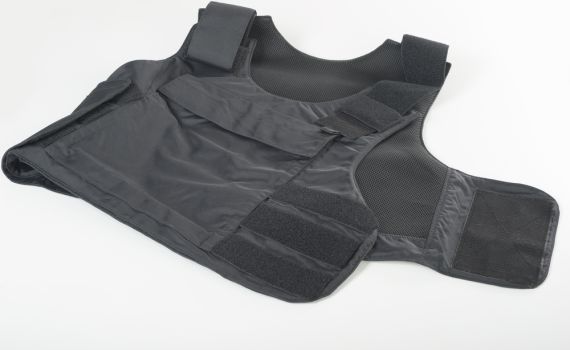 אופס: כתב ערוץ 1 נדקר כשניסה את האפוד החדש