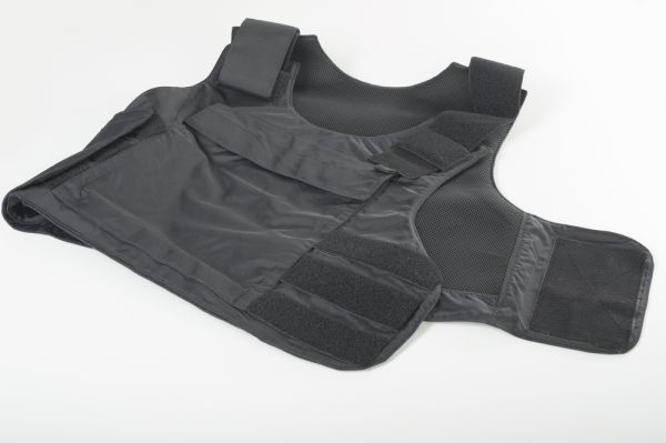 אופס: כתב ערוץ 1 נדקר כשניסה את האפוד החדש