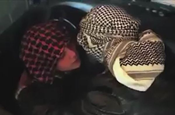 צפו: מוסלמי שולח את בנו להתפוצץ למען דאעש