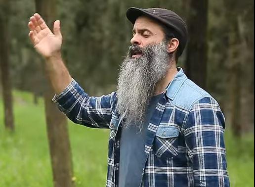 צפו: הנני בידך של אברהם פריד בגרסה העברית