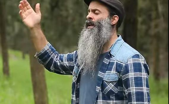 צפו: הנני בידך של אברהם פריד בגרסה העברית