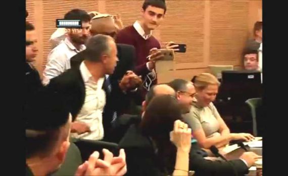 מהומה בועדת החוקה: אבו מערוף תלש מיקרופון; צפו