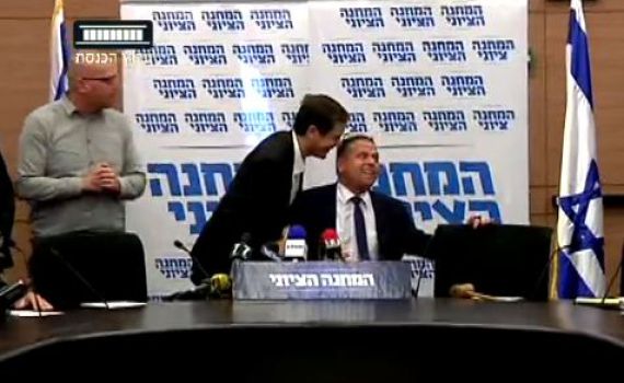 צפו: הרצוג מקים את כבל: "אתה יושב בכיסא שלי"