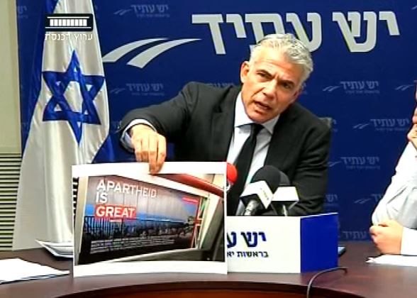 מי הסיר את השלטים? לפיד נגד נתניהו