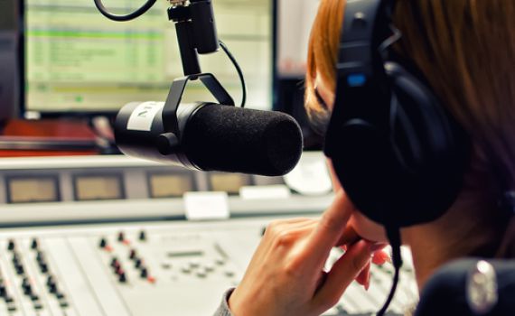 תעלומה ברחוב החרדי: למי שייכת תחנת הרדיו?