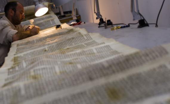 נתגלה ספר תורה עתיק: התימנים וחב"ד צדקו