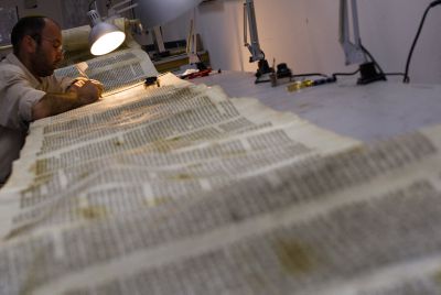 נתגלה ספר תורה עתיק: התימנים וחב"ד צדקו