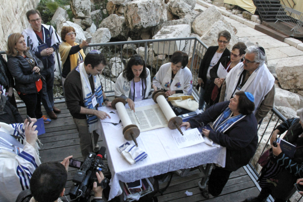 לראשונה: תפילה מעורבת התקיימה הבוקר בכותל