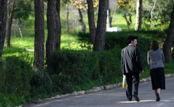 בגלל פייסבוק: ביטלה שידוך ותשלם 75,000 ש"ח