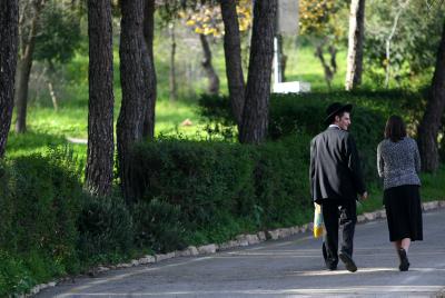 בגלל פייסבוק: ביטלה שידוך ותשלם 75,000 ש"ח