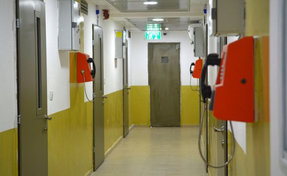 כך נראה האגף בו שוהה אהוד אולמרט; צפו בתיעוד