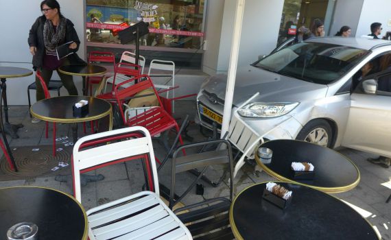 "חשבו שזה פיגוע": מכונית נכנסה לבית קפה