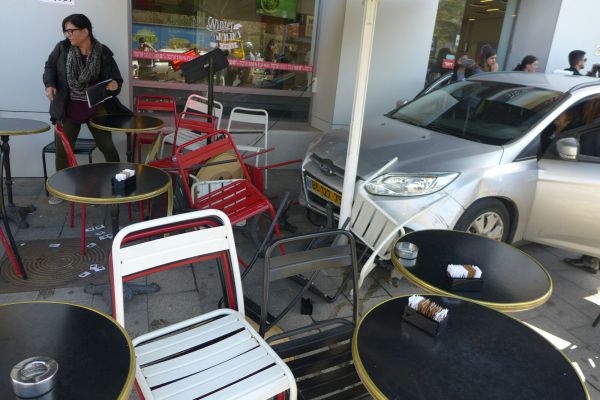 "חשבו שזה פיגוע": מכונית נכנסה לבית קפה