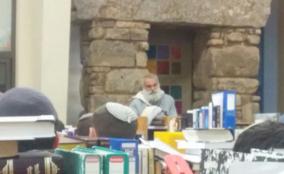 חלש אבל אופטימי: הרב רונצקי חזר לישיבה