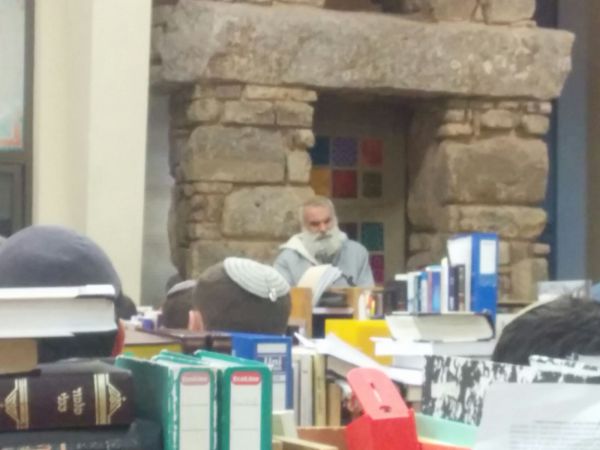 חלש אבל אופטימי: הרב רונצקי חזר לישיבה