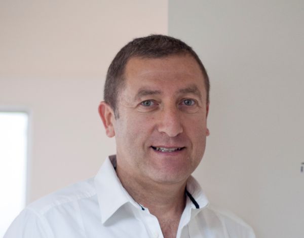 אריאל אלמוג מונה למנכ"ל אשחר&more