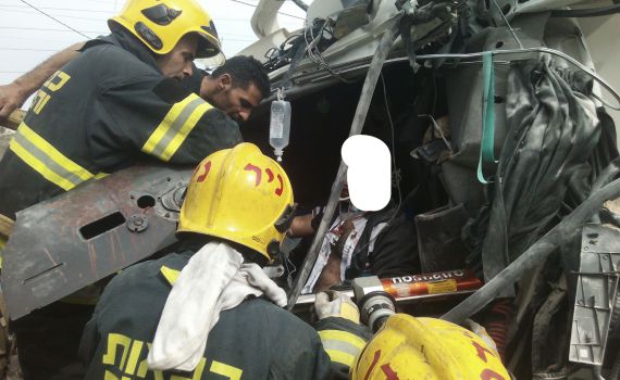 כבאים מחלצים נהג משאית לכוד ליד אריאל