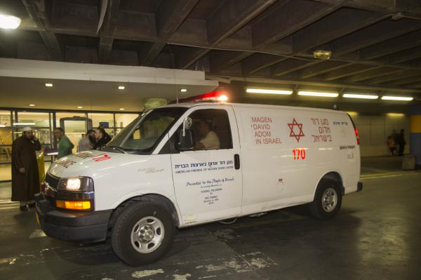 בזמן הלוויה: פיגוע דקירה בנתניה; פצוע קשה במקום