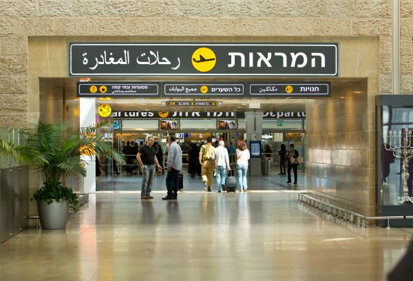 דיילת הבריחה מאות פאקטים של סיגריות