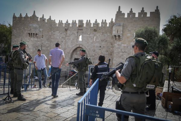 שלושה מחבלים בשער שכם: שוטרת מג"ב נפצעה אנוש