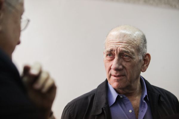 השופט נזף בפרקליטות: למה עונש חופף לאולמרט