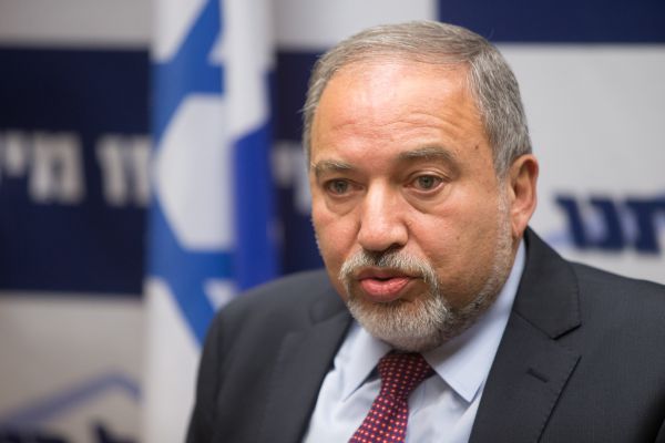 ליברמן: נתניהו ייכנע לחרדים עד 2069