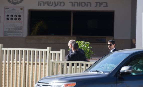 עשר שנים אחרי עמונה: אולמרט נכנס לכלא. צפו