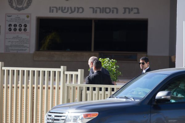 עשר שנים אחרי עמונה: אולמרט נכנס לכלא. צפו