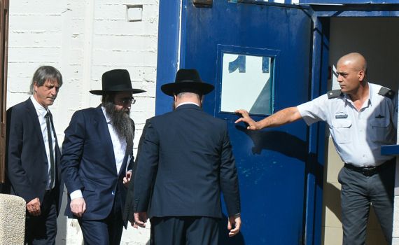 ללא חסידים: הרב פינטו נכנס לשנת מאסר בכלא
