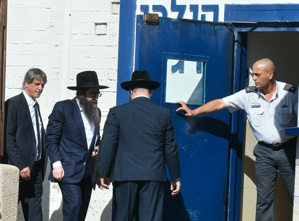 ללא חסידים: הרב פינטו נכנס לשנת מאסר בכלא