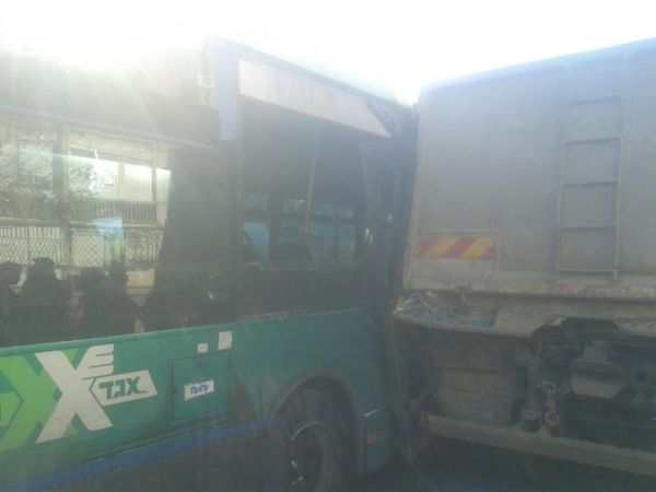 שוב תאונה בין אוטובוס ומשאית – 13 פצועים