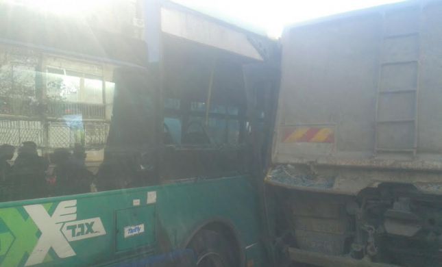  שוב תאונה בין אוטובוס ומשאית - 13 פצועים
