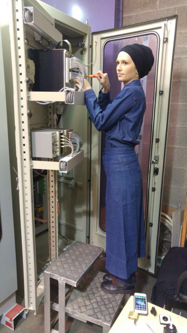 חידוש עולמי: בגדי עבודה לשטח – לטכנאיות דתיות