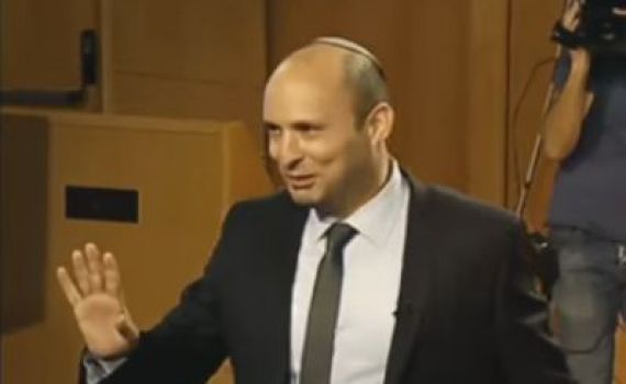 שר בהפתעה: בנט הותקל על ידי הורים ומורים; צפו