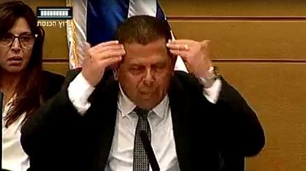 איתן כבל "חושף": "יש לי שכל לפעמים"; צפו