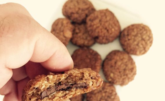 פינוק חלומי: עוגיות גרנולה במילוי שוקולד