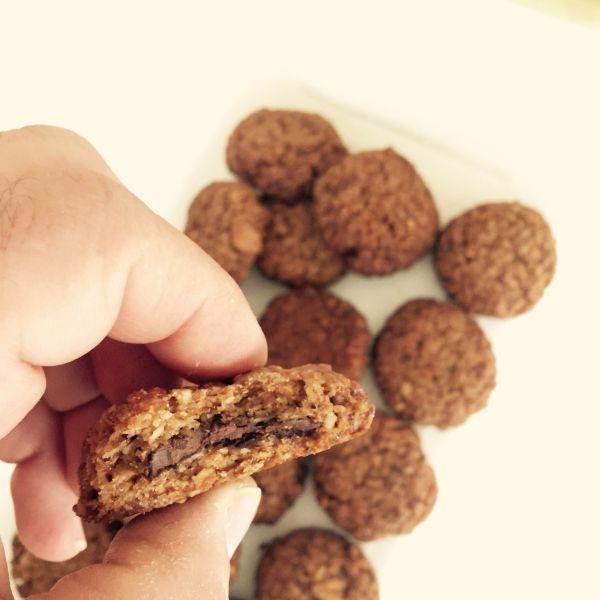 פינוק חלומי: עוגיות גרנולה במילוי שוקולד