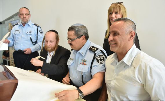 אבא של הדר כהן פתח את ס"ת לזכר חללי המשטרה