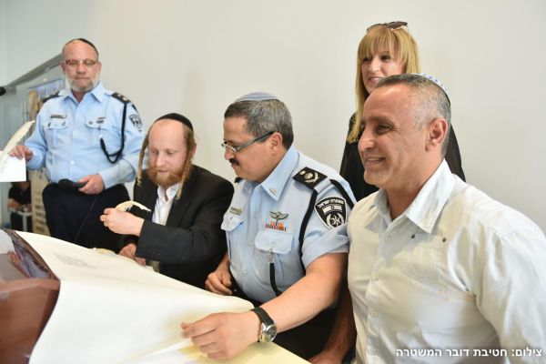 אבא של הדר כהן פתח את ס"ת לזכר חללי המשטרה