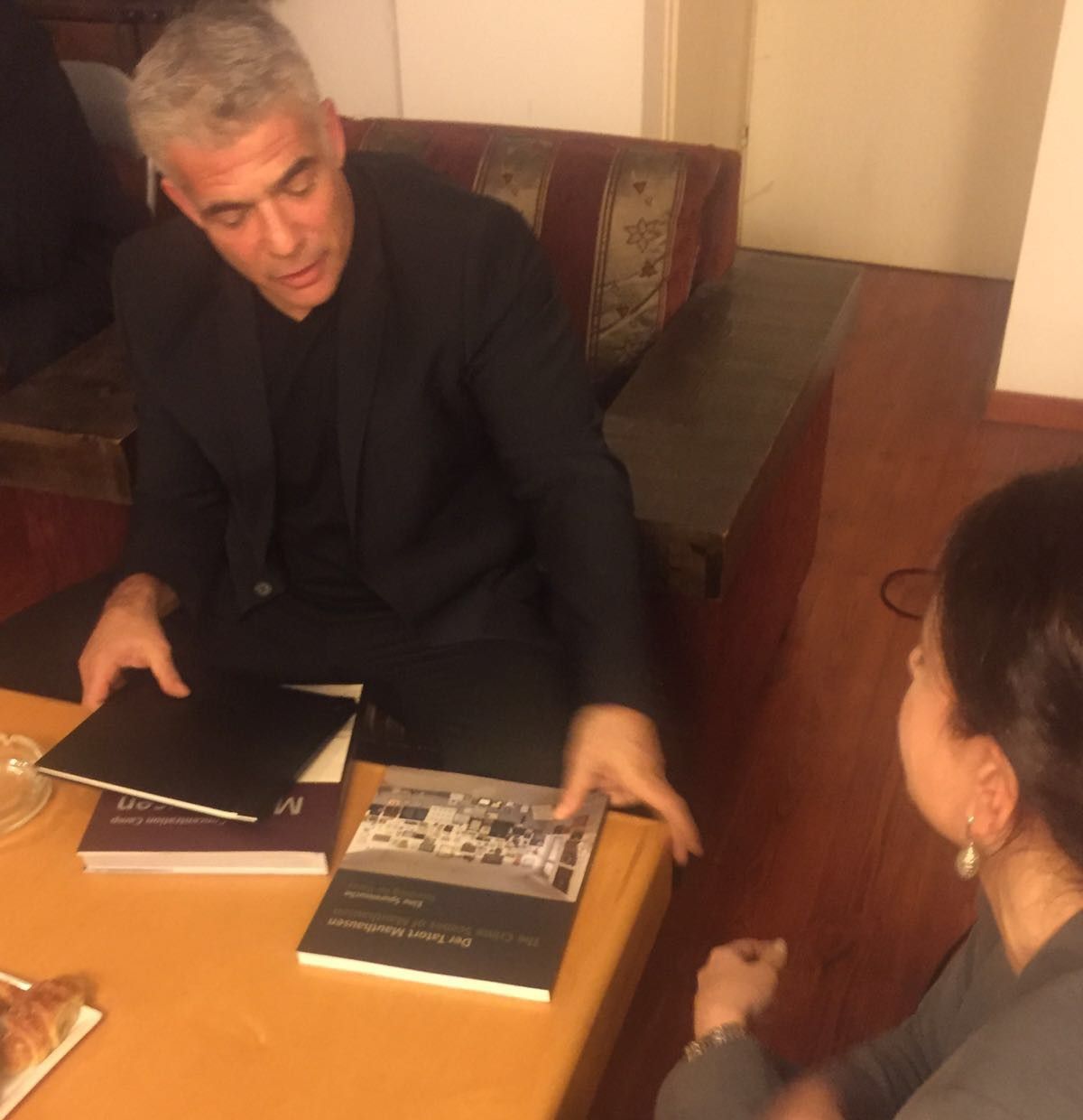 לפיד קיבל את המסמך בו תועד סבו שנספה בשואה