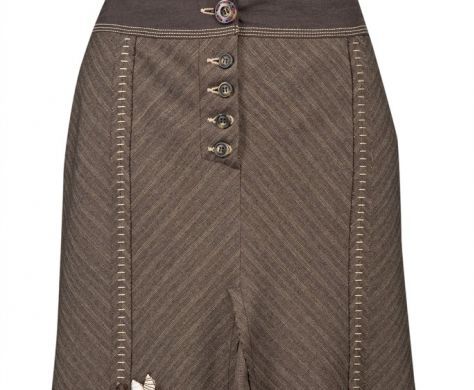 מה יותר גרוע: חצאית מעל הברך או מכנסיים?