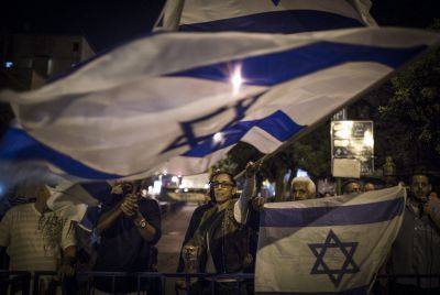 סערה בועידת הארץ: אמן תחב דגל ישראל לישבנו