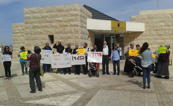 "בוגד": הפגנה מחוץ למשפטו של שיינברג