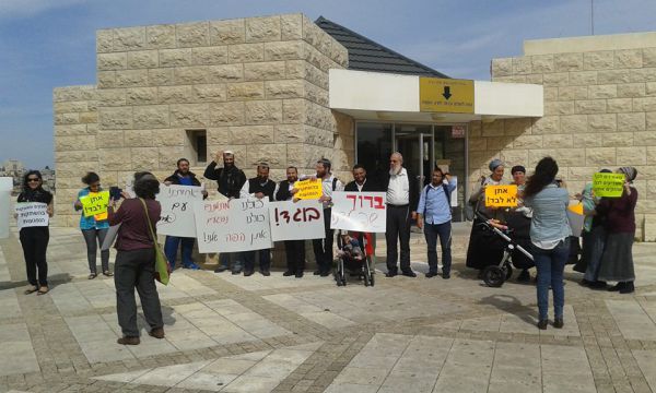 "בוגד": הפגנה מחוץ למשפטו של שיינברג