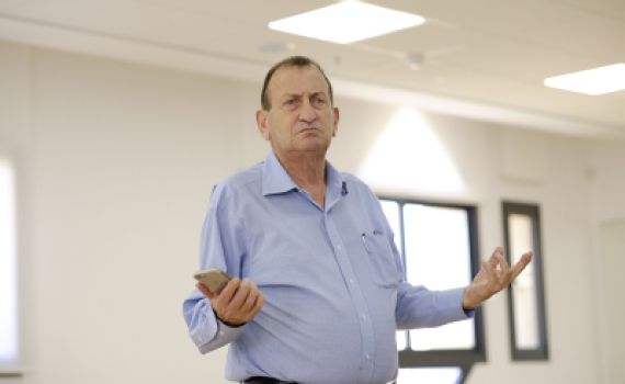 תלמידה הביכה את ראש העיר והושעתה מביה"ס