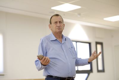 תלמידה הביכה את ראש העיר והושעתה מביה"ס