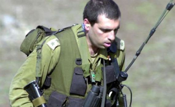 "הפעם היחידה שנגע בי היא כשלחץ לי יד כשקיבלתי דרגה"